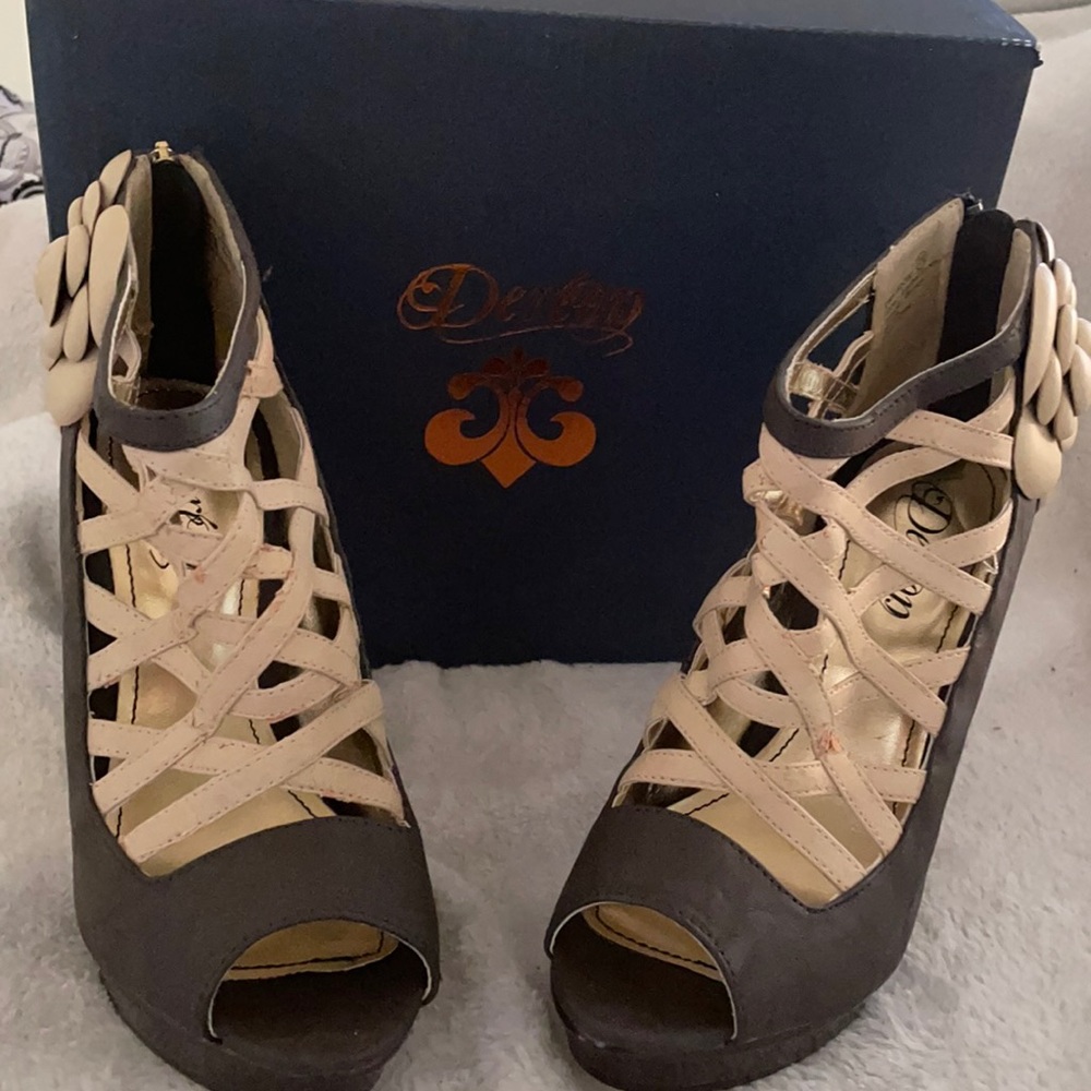 Deron heels